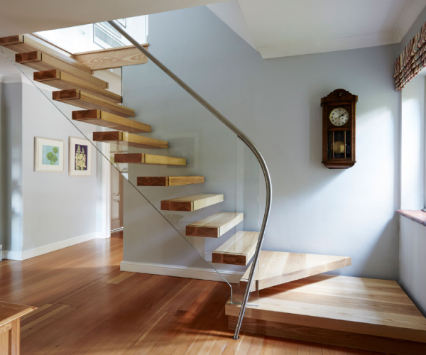 Tangga kaca mengambang dengan penerangan bawah